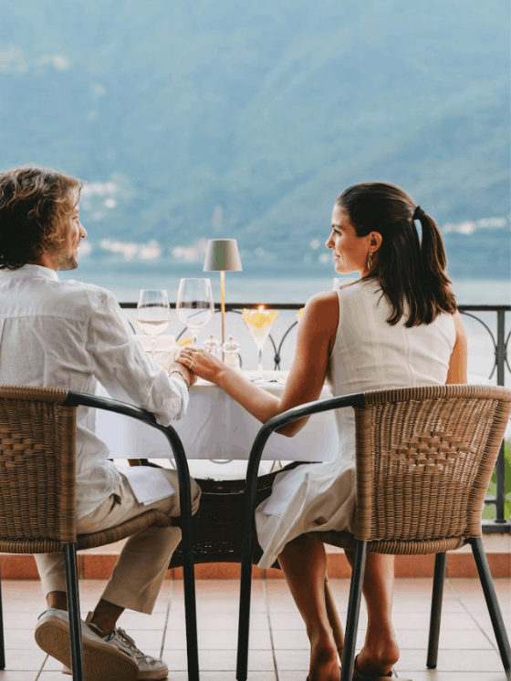 Paar beim Abendessen auf der Terrasse des Sunstar Hotel Brissago