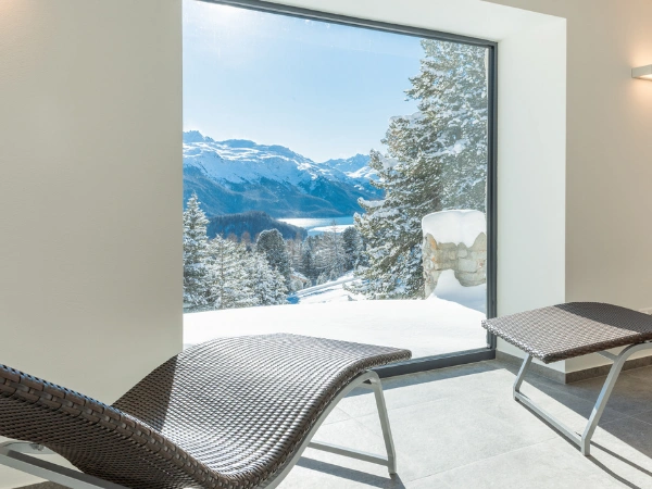 Panorama-Wellnessbereich mit Sauna im Berghotel Randolins St. Moritz