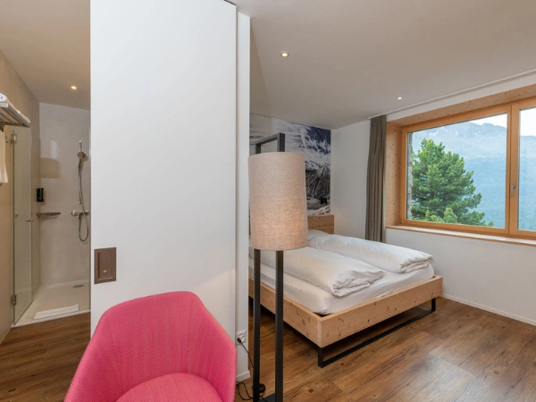 Doppelzimmer Süd – lichtdurchflutetes Zimmer mit Bergblick