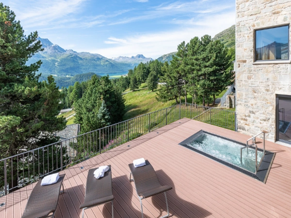 Panoramaterrasse Berghotel Randolins im Sommer mit Bergblick