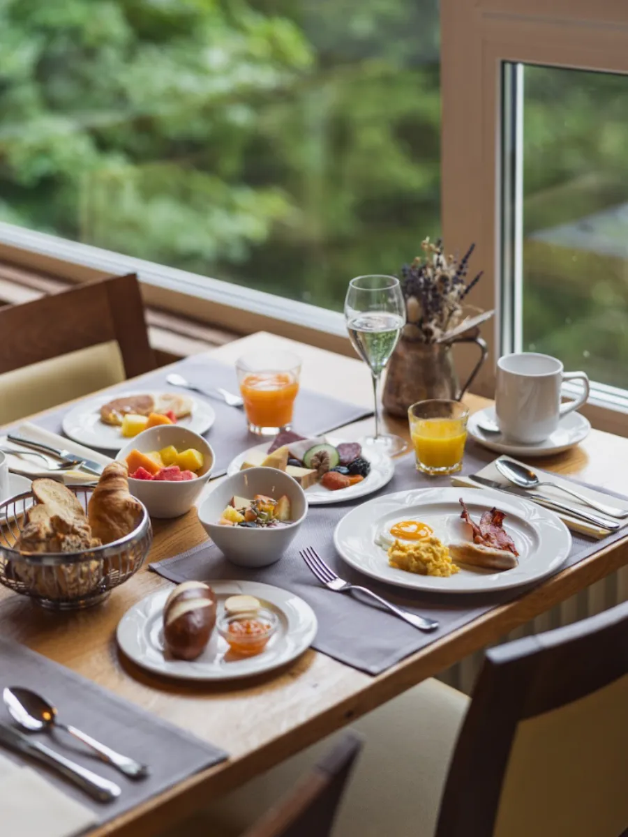 Grosseltern, Eltern und Kinder gemeinsam auf der Sonnenterrasse beim Frühstück im Sunstar Hotel Arosa