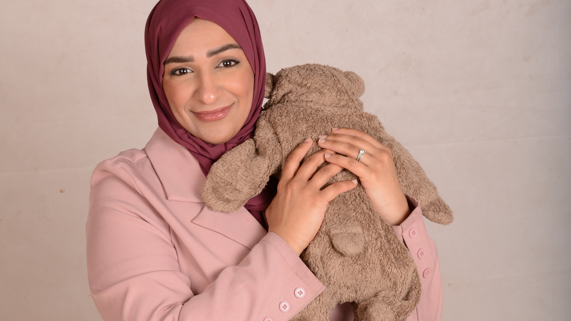 القابلة منى