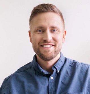 Männliche Teilnehmer mit blondem Haar und Bart