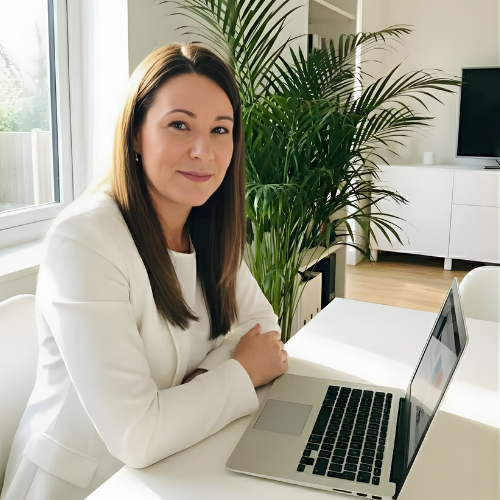 Shelley Colthurst, web designer and coach creating aligned websites and business systems for soul-led entrepreneurs.