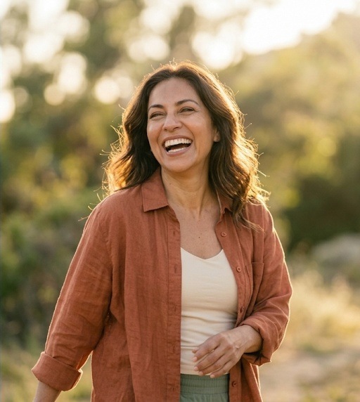 Mujer sonriendo al aire libre