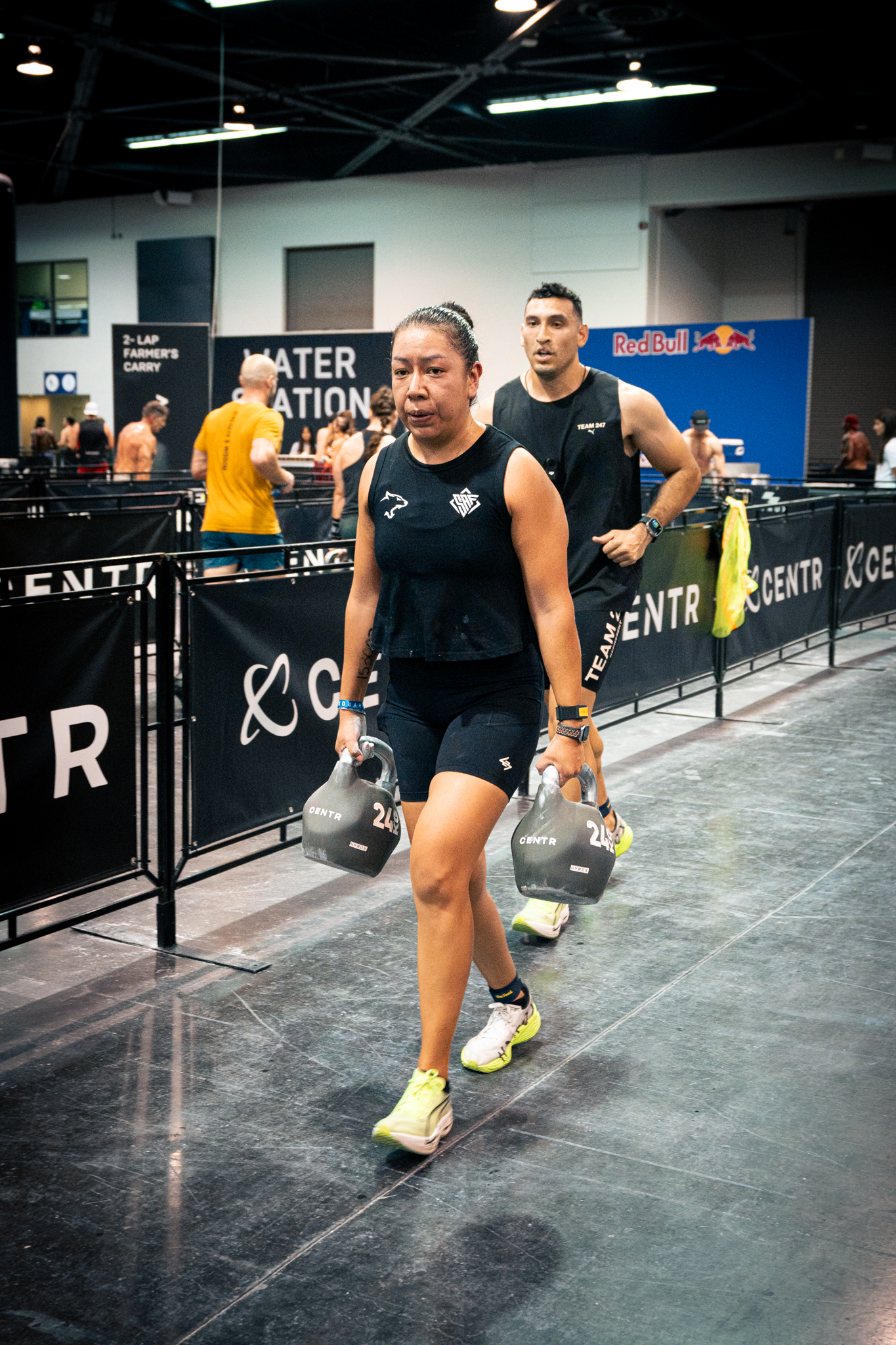 Hyrox Anaheim 2025 athlete farmer carry Hyrox Anaheim 2025 athlete farmer carry
