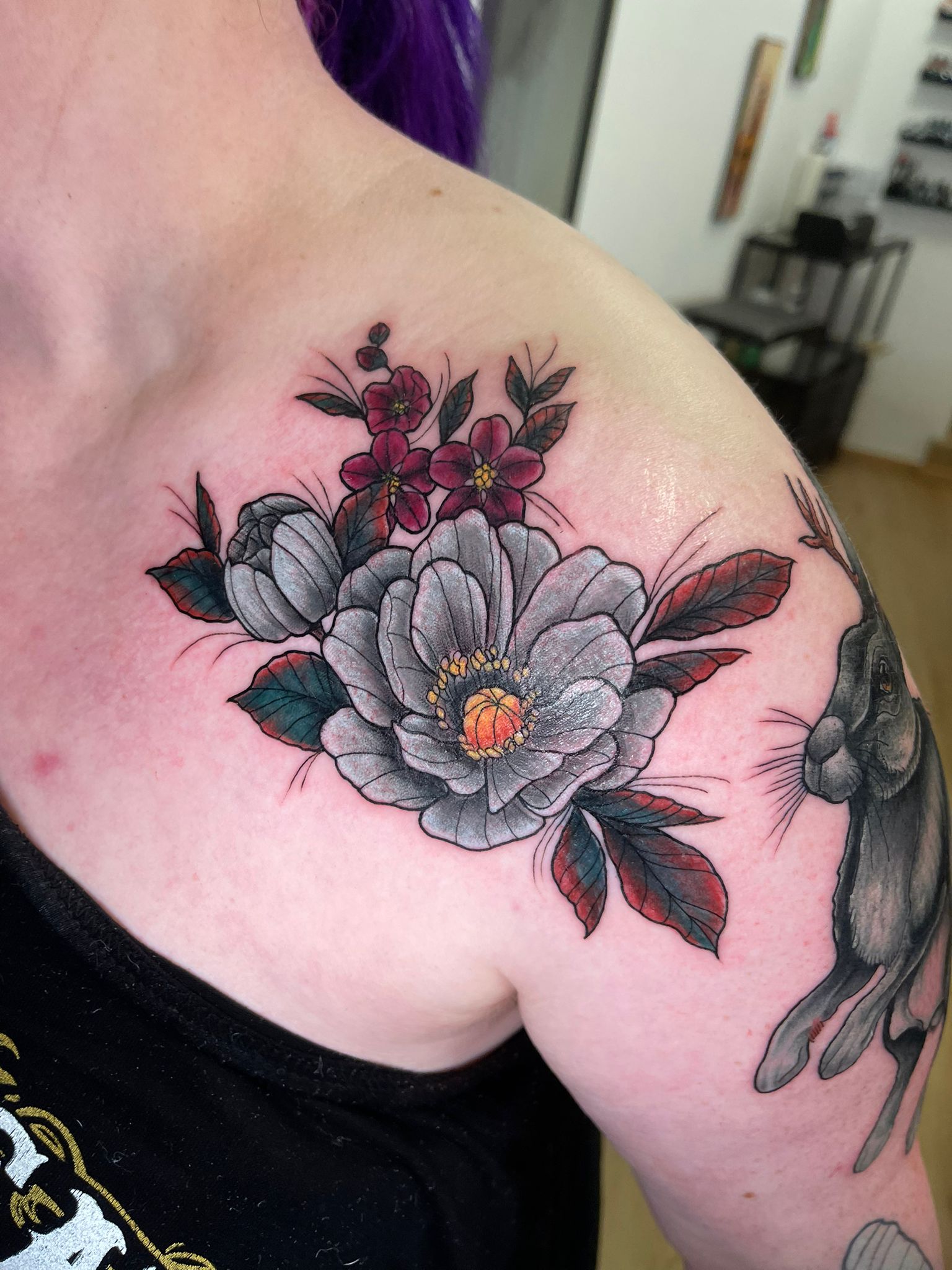 Neo Traditional Pfingstrose mit Hase auf Schulter — Old Bones Tattoo Solingen