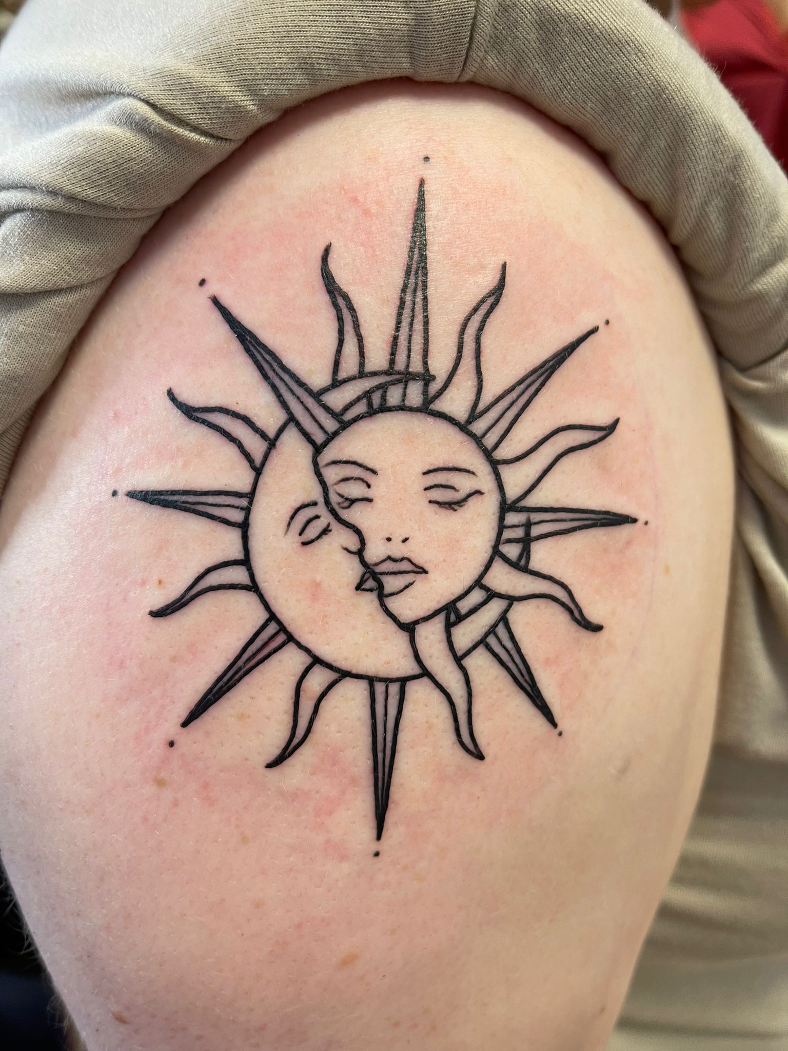 Sonne und Mond Linework Tattoo — Tätowierer Solingen Ohligs