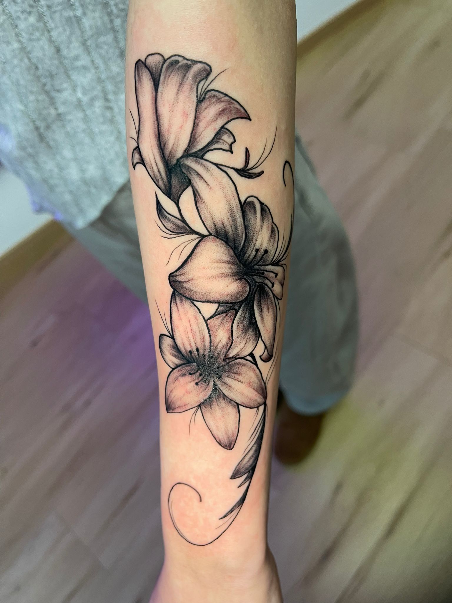 Fineline Lilien Tattoo Black and Grey Unterarm — Tattoo Studio Solingen