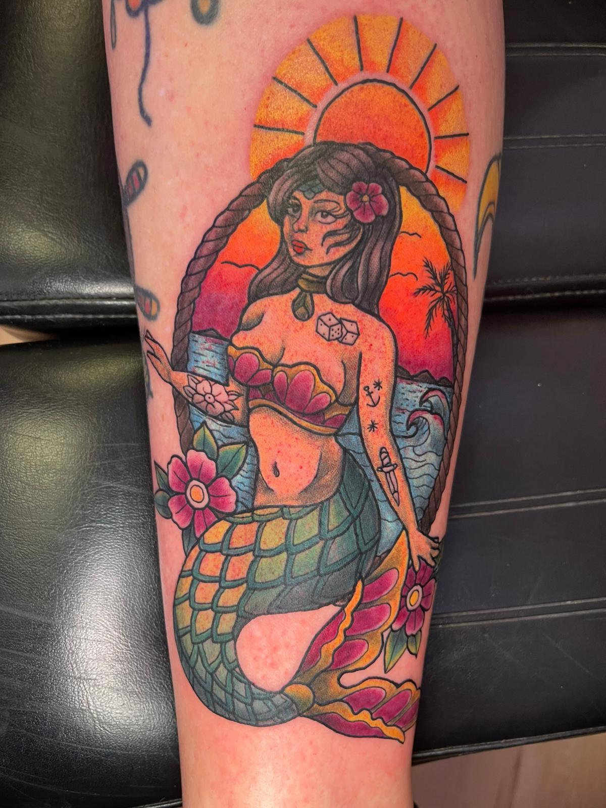 Traditional Meerjungfrau Tattoo in Farbe — Old Bones Tattoo Studio