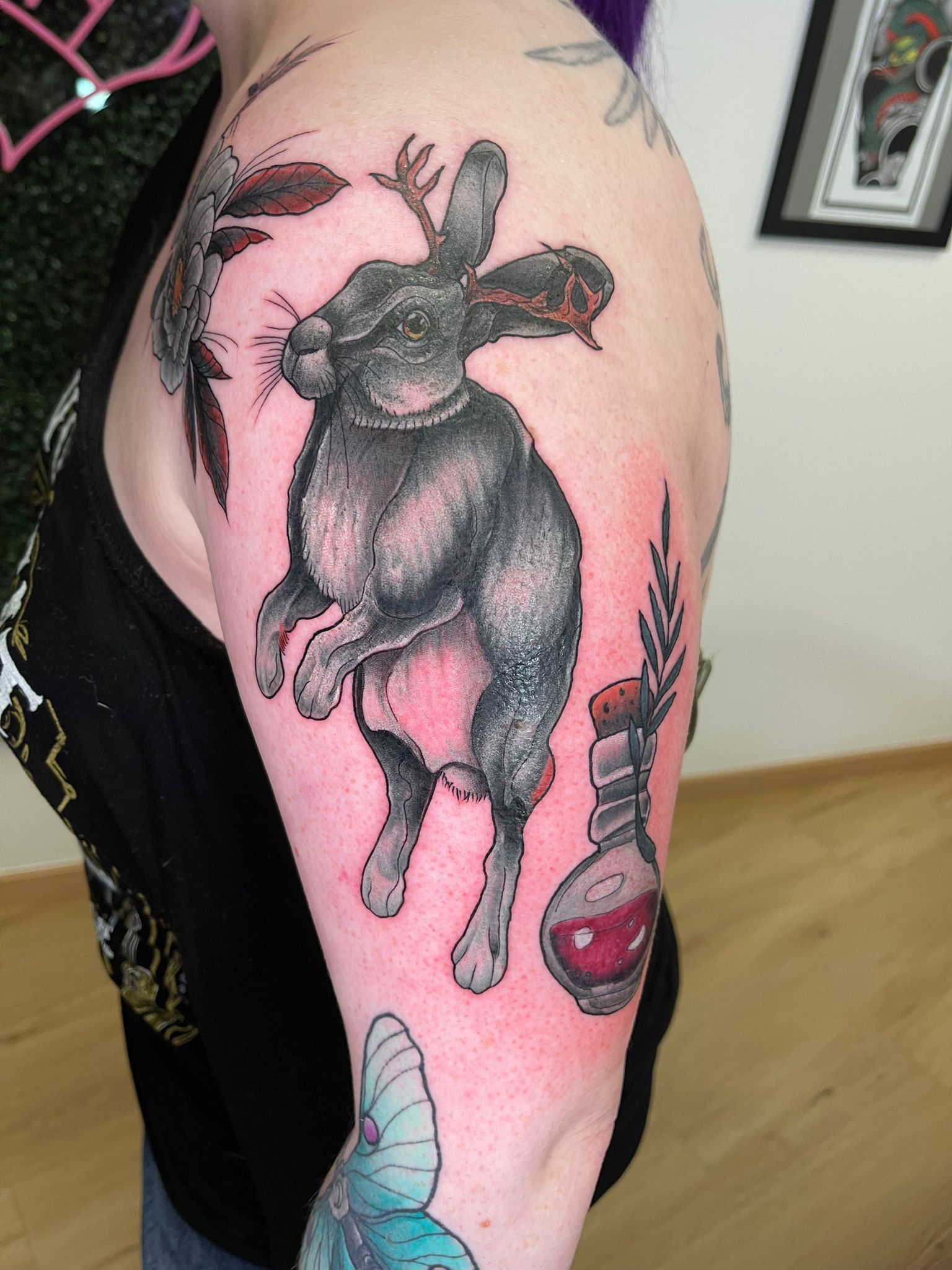 Neo Traditional Jackalope Tattoo am Arm — Tattoo Studio Solingen