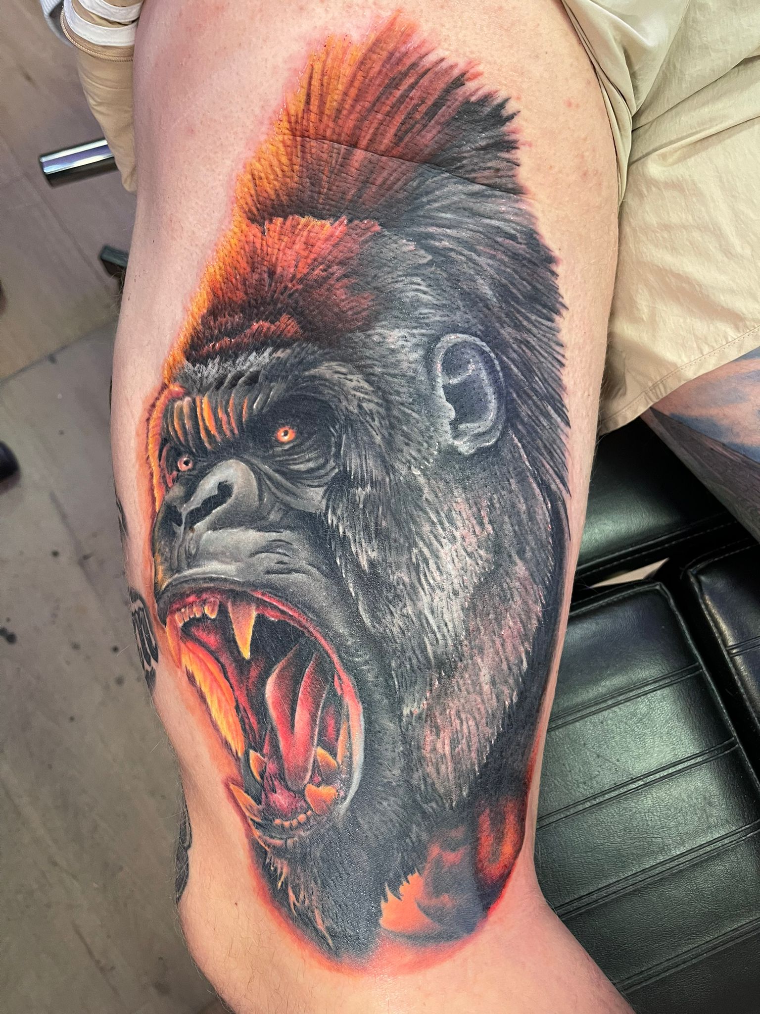 Realistic Gorilla Tattoo in Farbe Oberschenkel — Old Bones Tattoo Solingen
