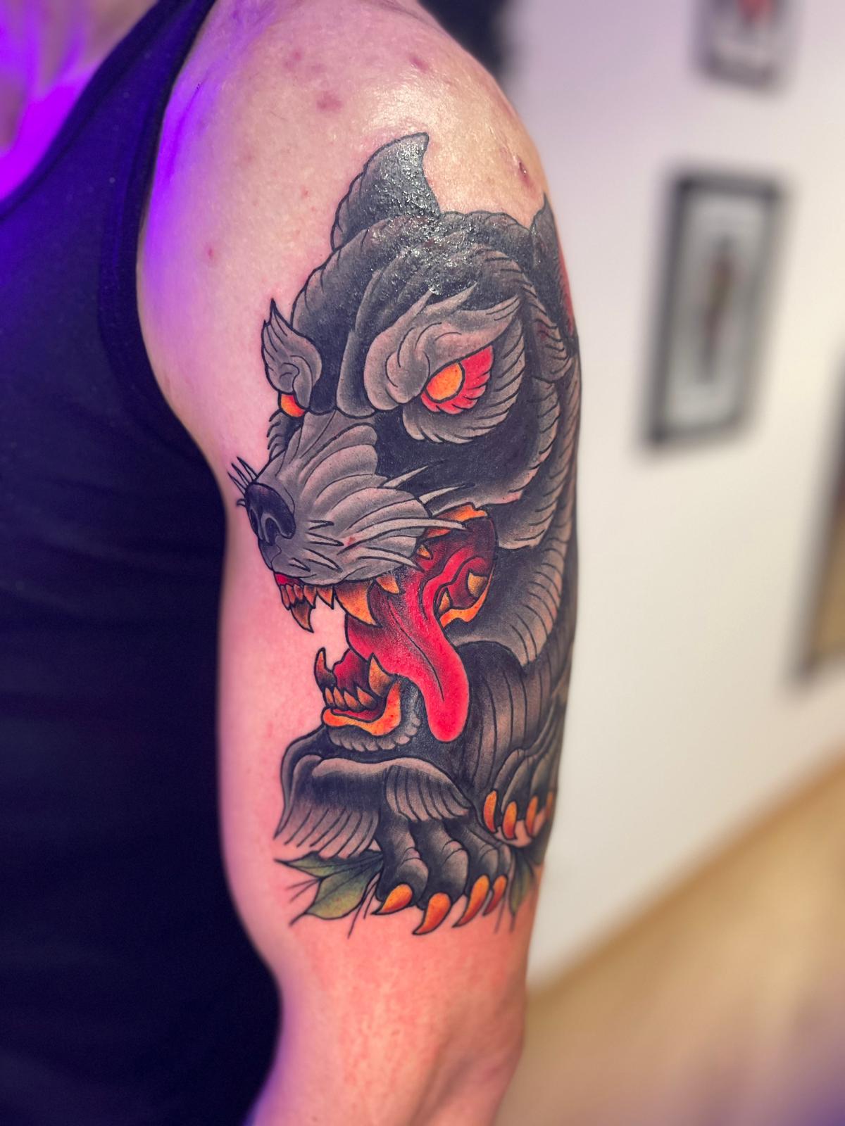 Neo Traditional Wolf Tattoo Oberarm in Farbe — Old Bones Tattoo Solingen