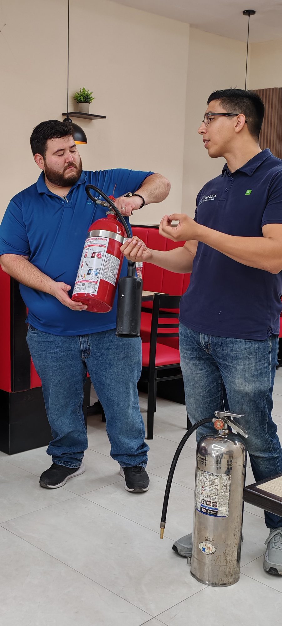 Consultores de SIALSA explicando el uso correcto de un extintor