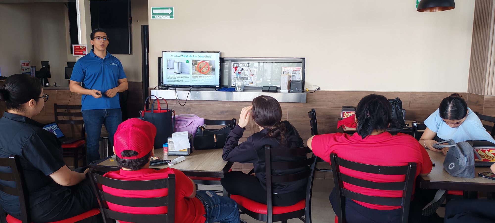 Consultor de SIALSA capacitando al personal de un restaurante en buenas prácticas de higiene