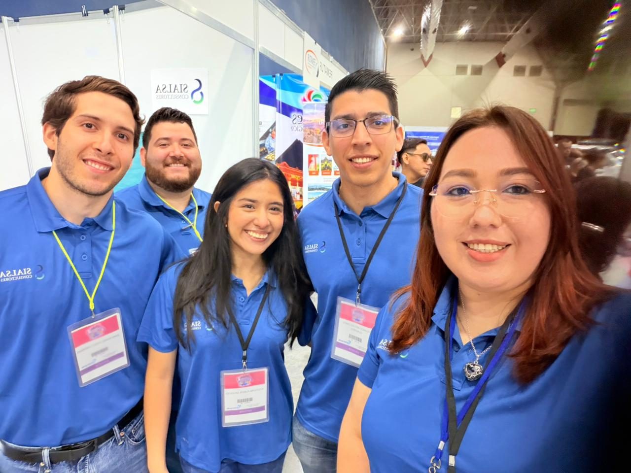 Equipo de SIALSA Consultores con playeras de la empresa en un evento de la industria restaurantera