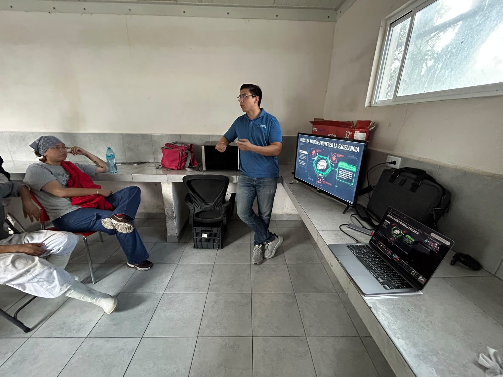 Consultor de SIALSA impartiendo una capacitación al personal de un comedor industrial
