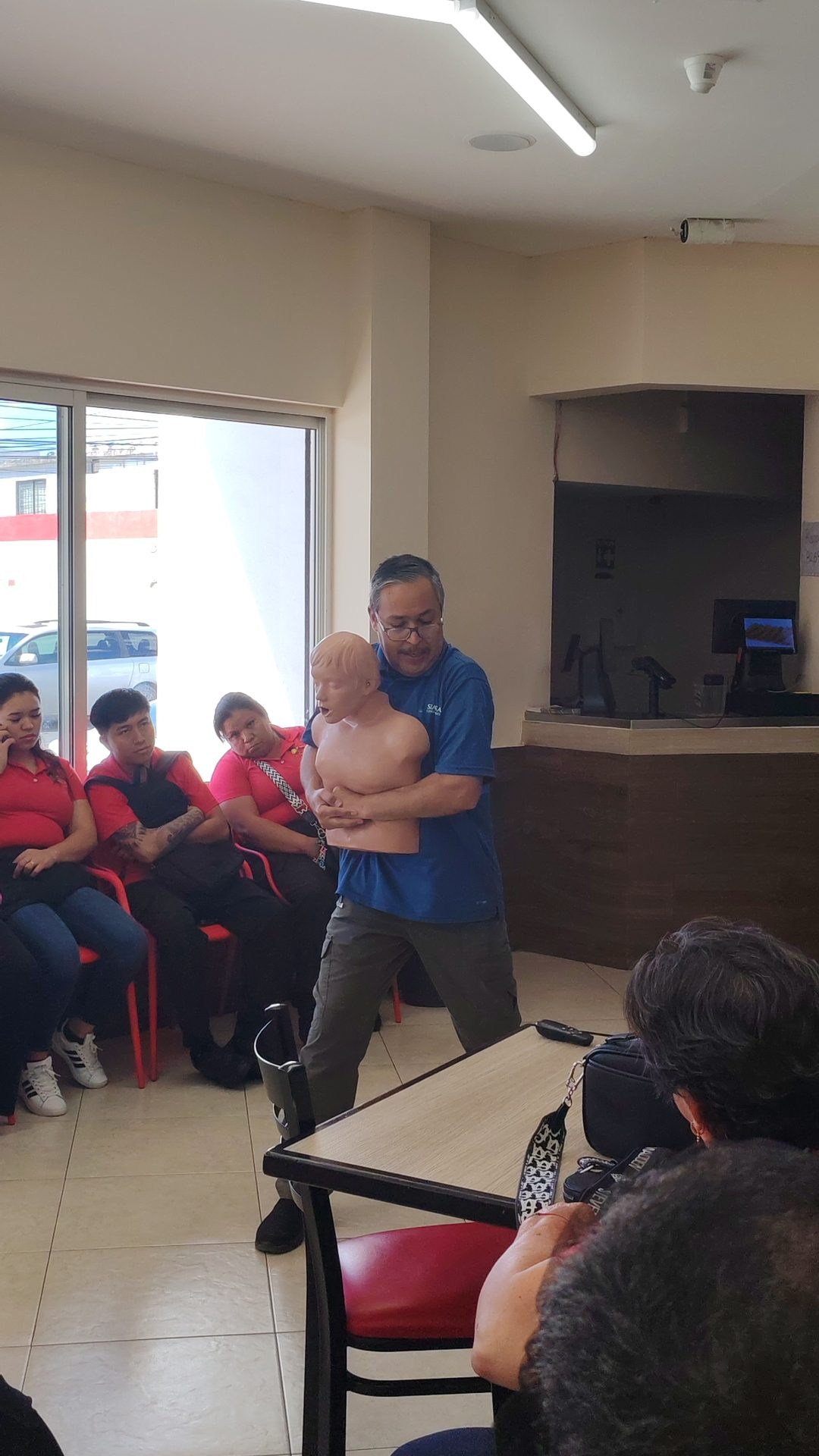 Consultor de SIALSA demostrando una maniobra de primeros auxilios con un maniquí