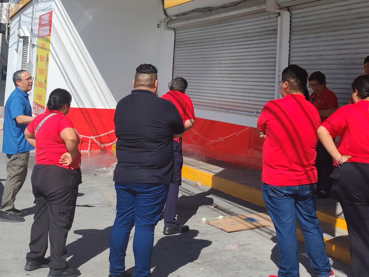 Brigada reunida en el punto de encuentro durante un simulacro de evacuación