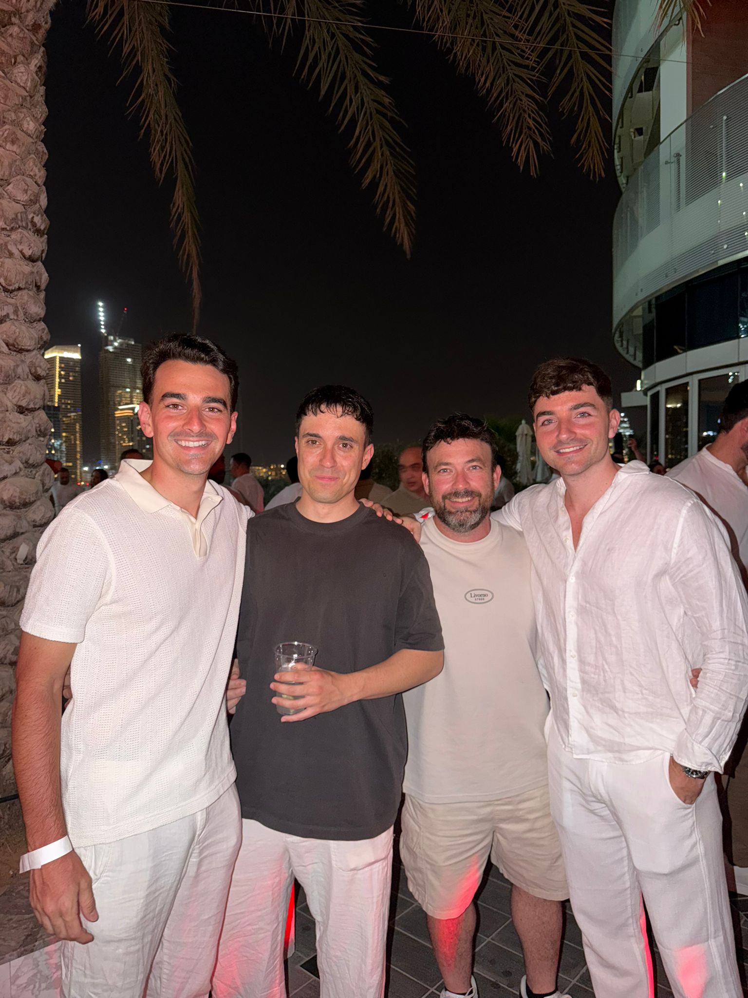 Pablo y Carlos Cobo con el equipo de JD Emirates Cars