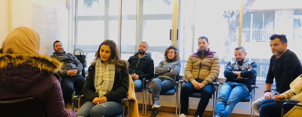 Business team seated in a circle discussion without clear structure, illustrating leadership misalignment and lack of shared metrics