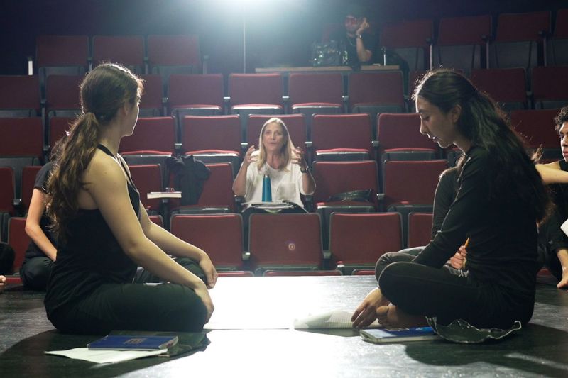 Lorena Maza con alumnas