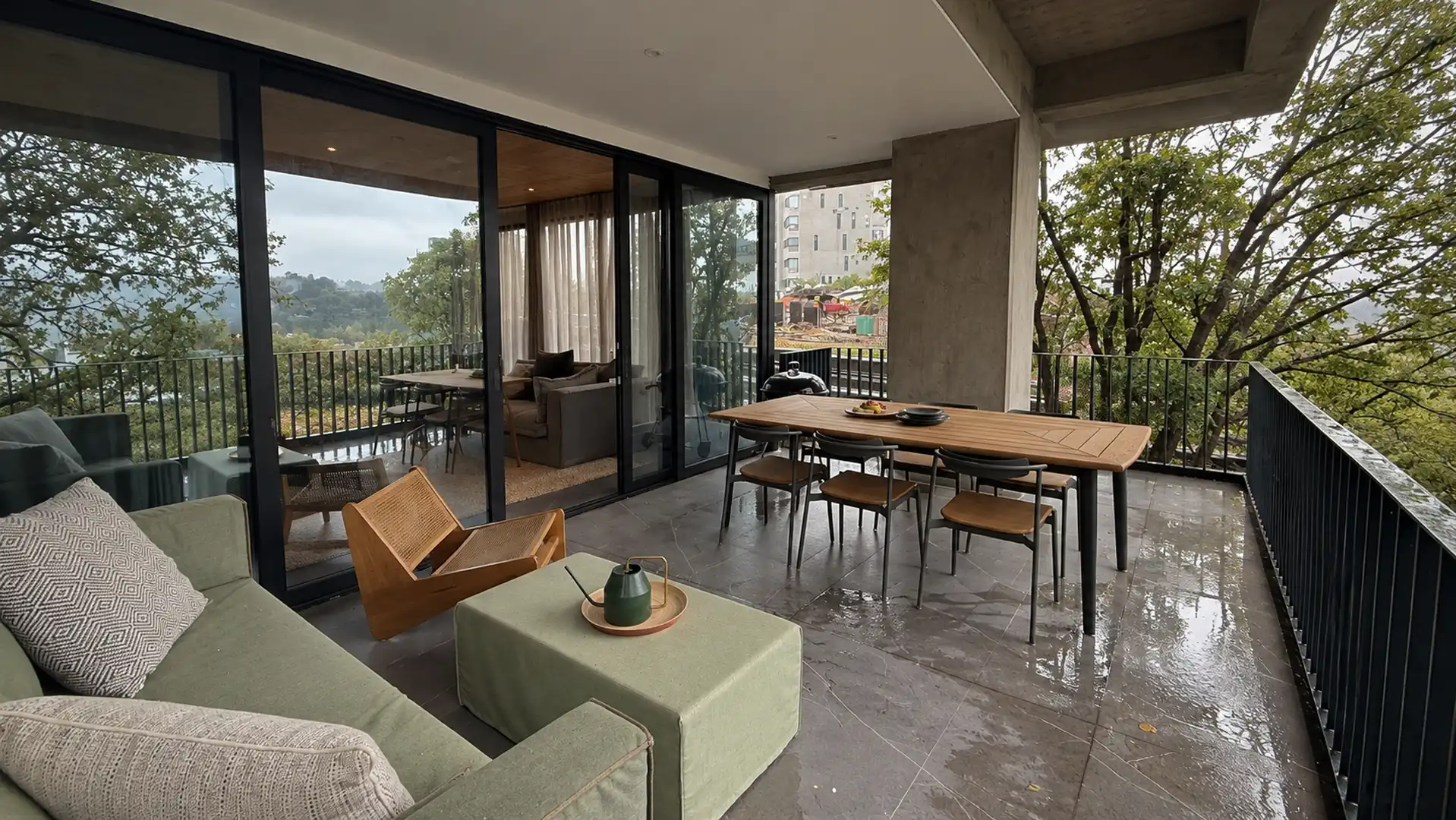 Gran terraza conectada a la residencia