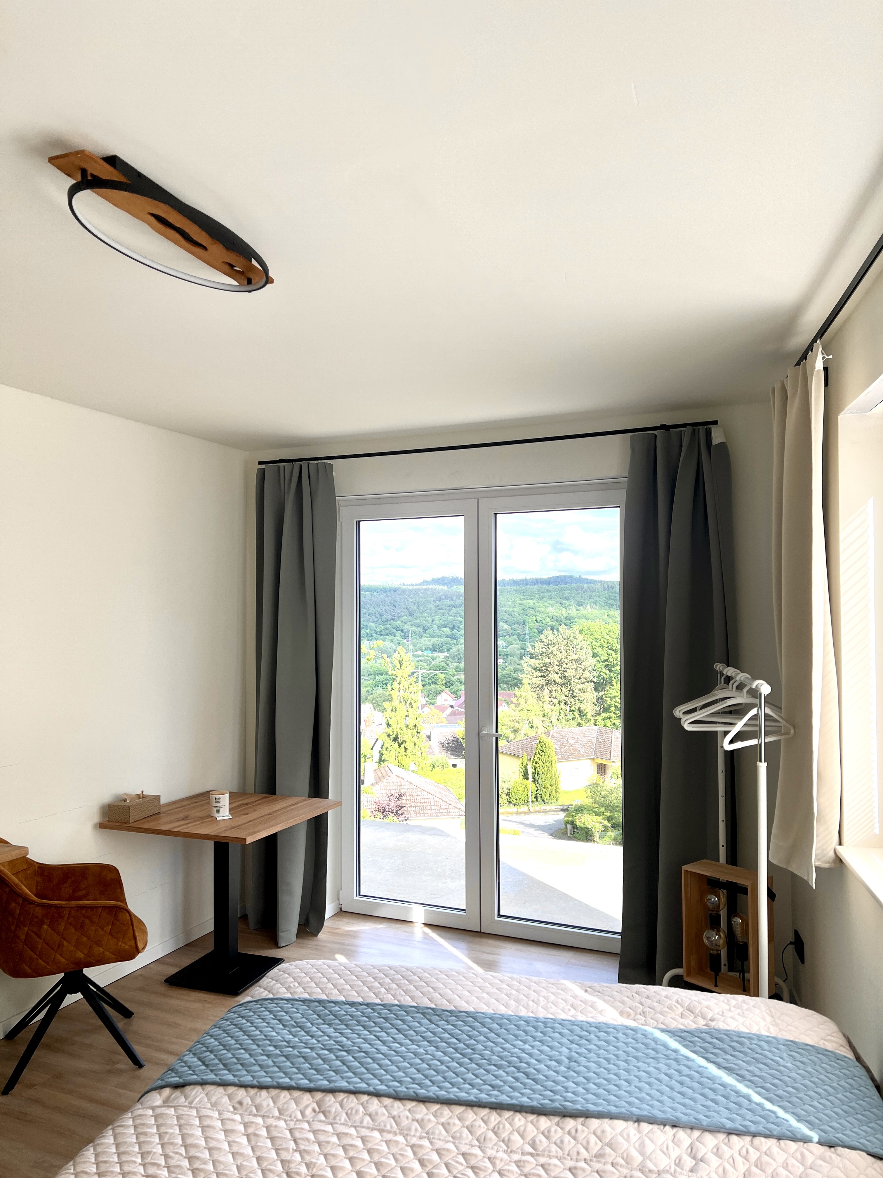 Zimmer mit Balkontür & Aussicht