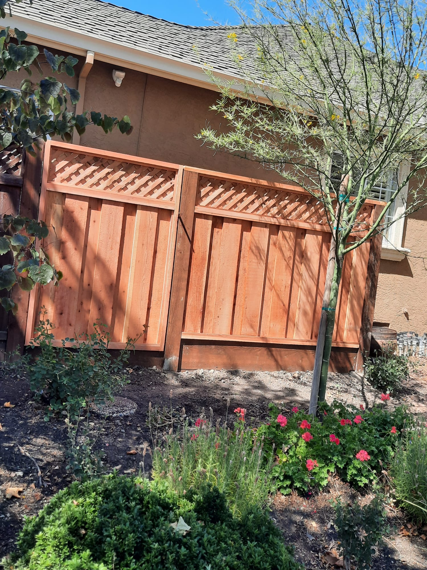 Redwood fence style available for Union City California homeowners