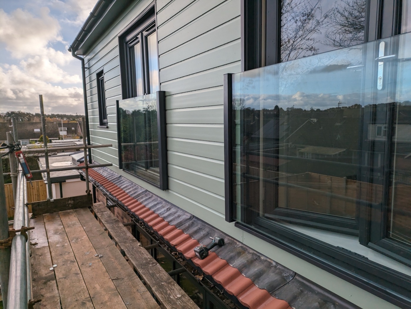 [Photo: Frameless SG12 glass balustrade on coastal balcony]