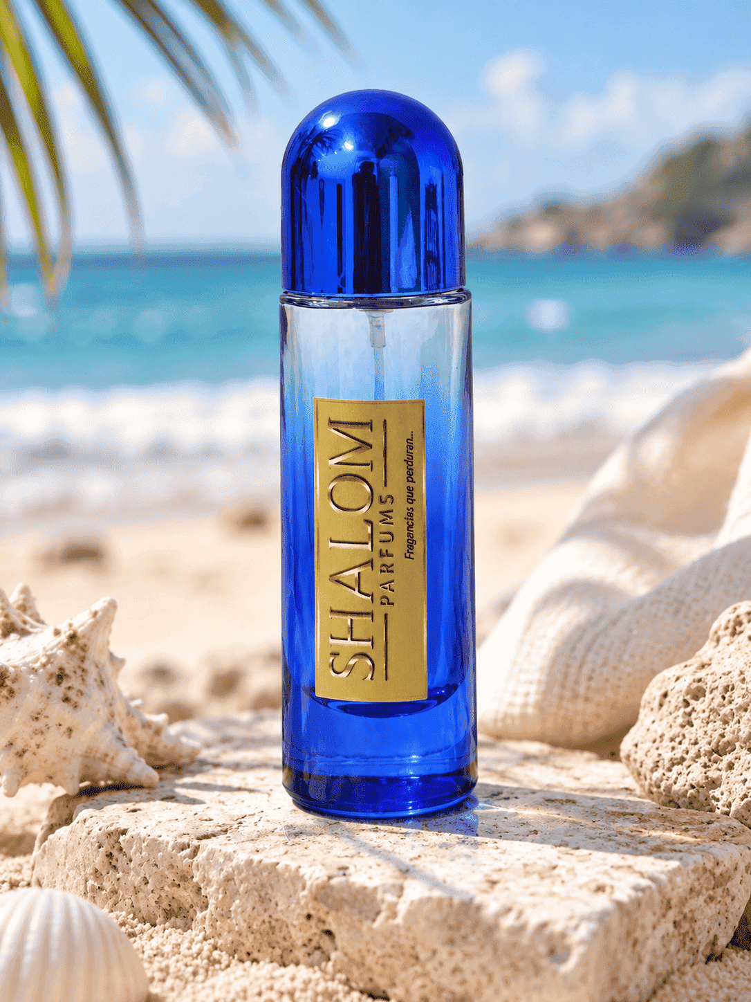 Frasco azul de Shalom Parfums en la playa