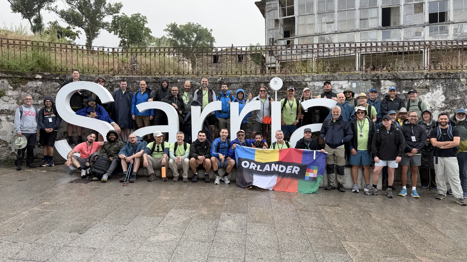 Grupo del Camino Orlander en Sarria con la bandera de Orlander