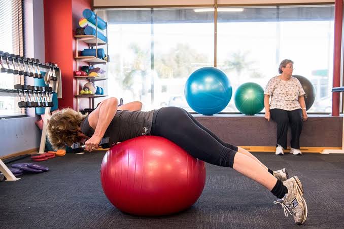A personal training session being run by an Exercise Physiologist at Exercise for Life in Bedford.