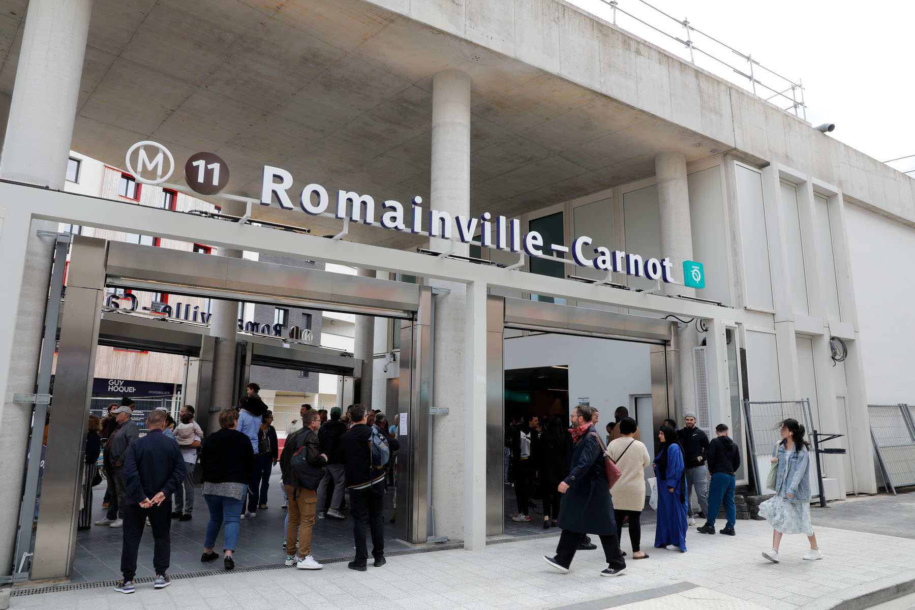 Entrée de la station de métro Ligne 11 Romainville-Carnot, illustrant l'impact des transports sur les prix de l'immobilier local.