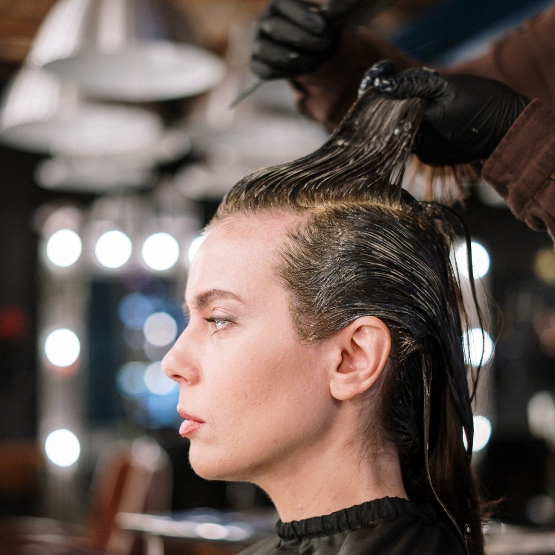 Woman getting a professional haircut at Salon Salman barbershop in Pierrefonds