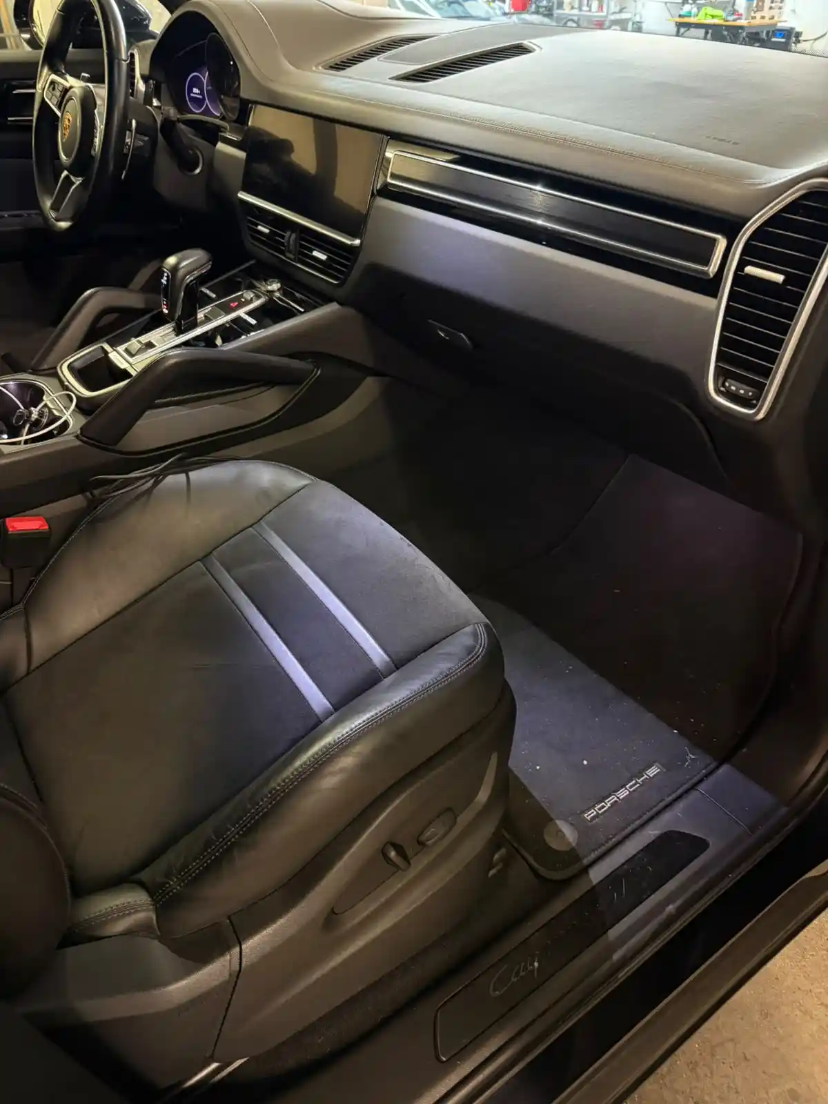 Vorher: Verschmutzter Porsche-Innenraum vor der Innenreinigung bei Radi Detailing