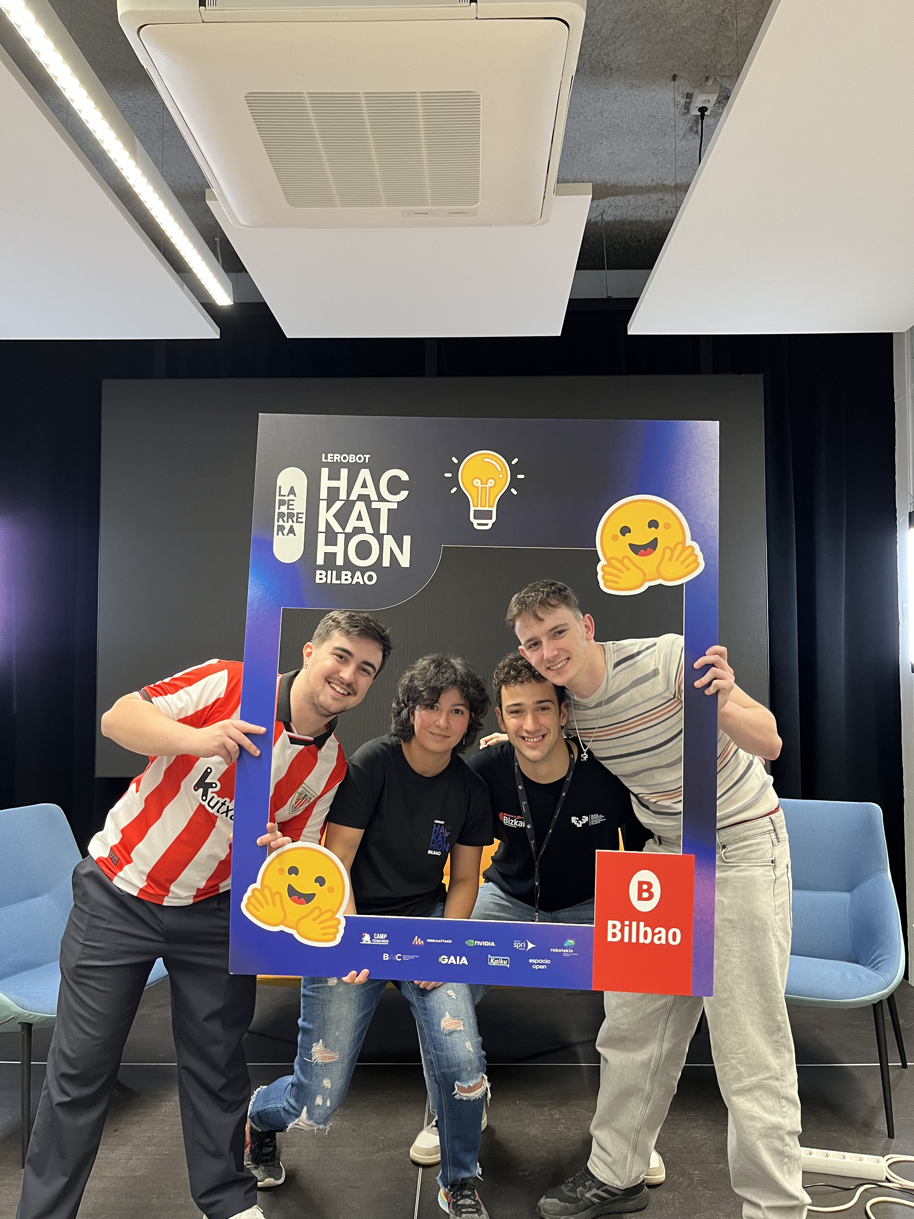 Equipos trabajando en la primera edición del hackathon