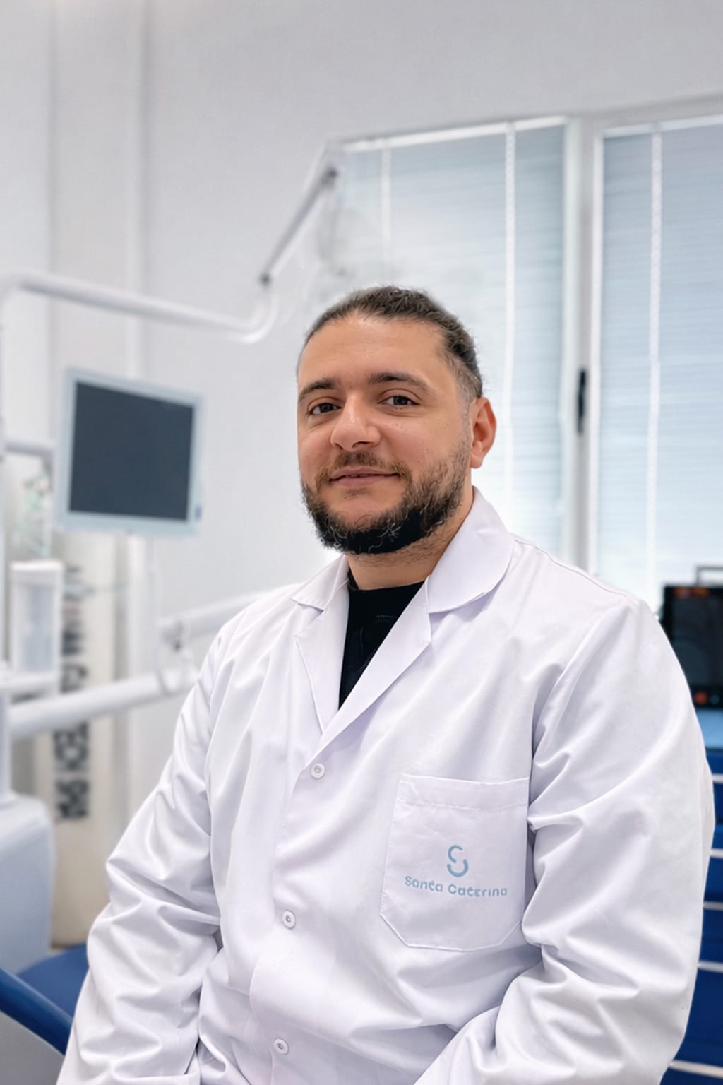 Dr. Adi Sharka, protesista dentale