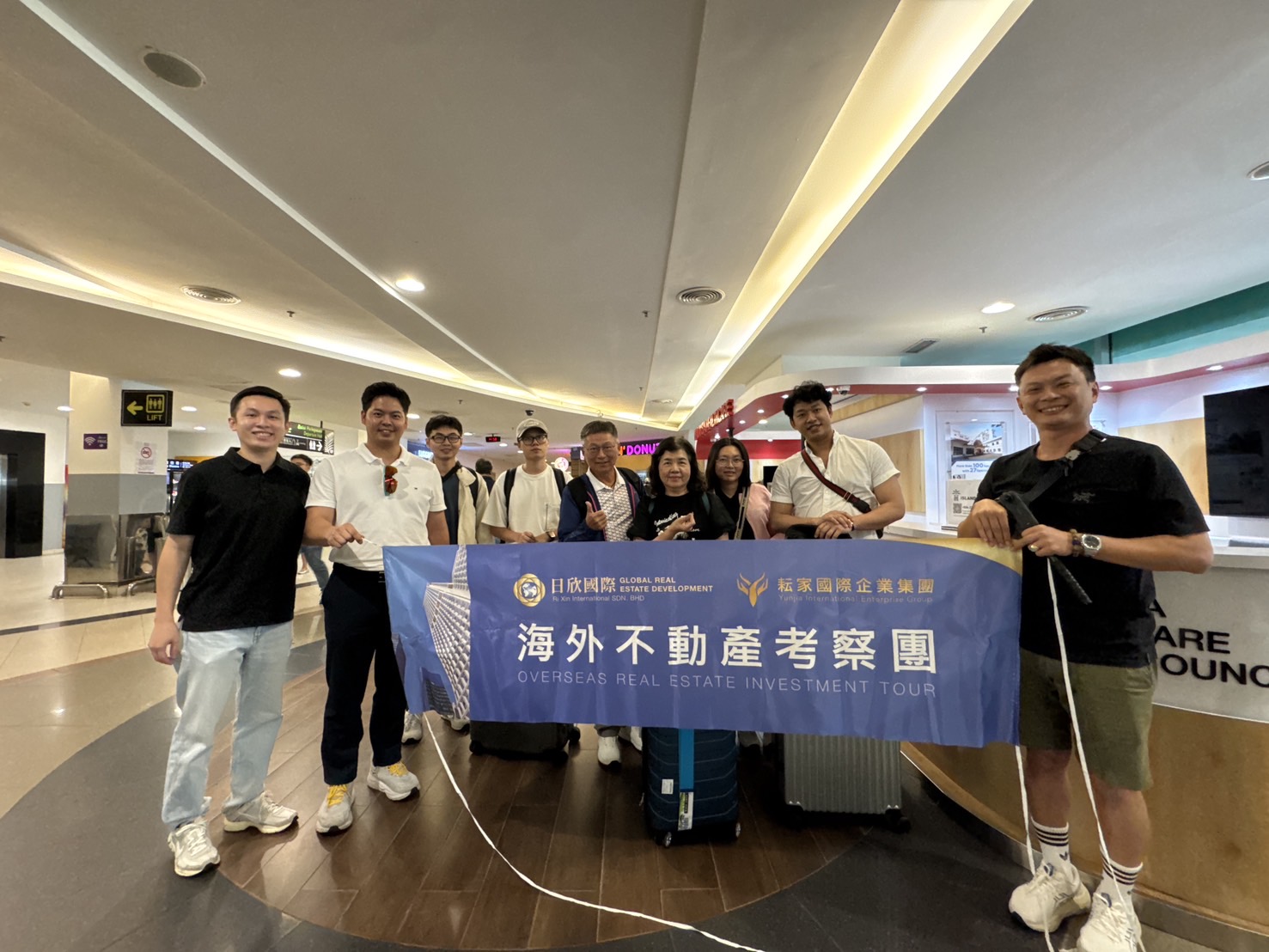 International investor site visit group photo