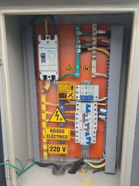 Tablero de sistemas eléctricos instalado por BLE