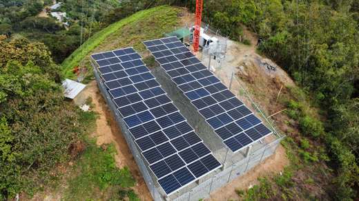 Instalación de paneles solares en cubierta