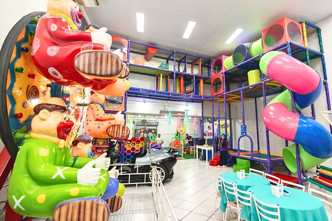 Salão de festas infantil Kids Planet decorado com balões e brinquedos