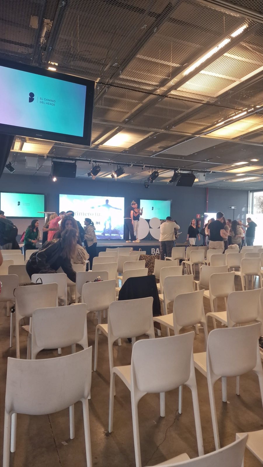 La sala preparada antes de empezar el evento
