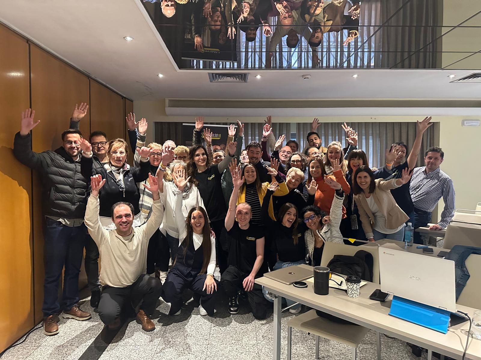 Alumnas y alumnos de Impulso IA celebrando al final del evento presencial