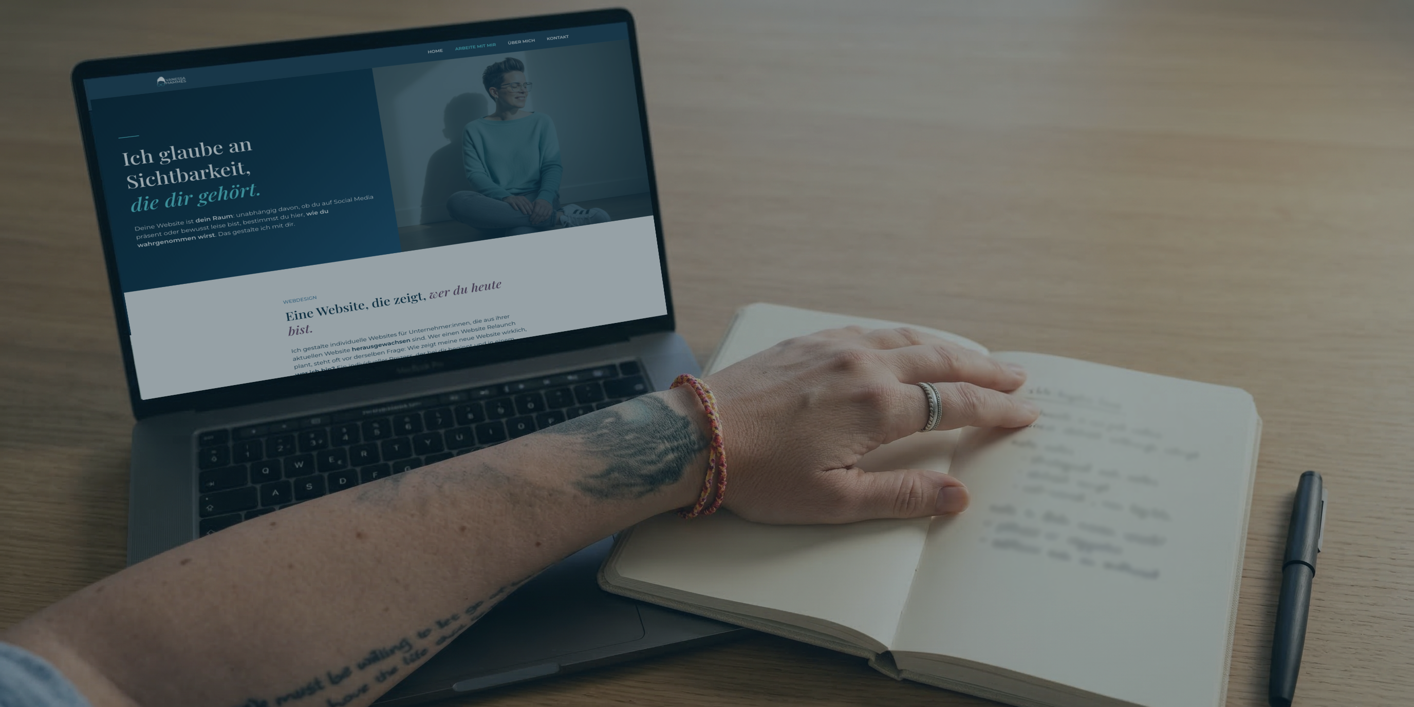 Bild von meinem Laptop, meinem linken Arm und einem Notizbuch