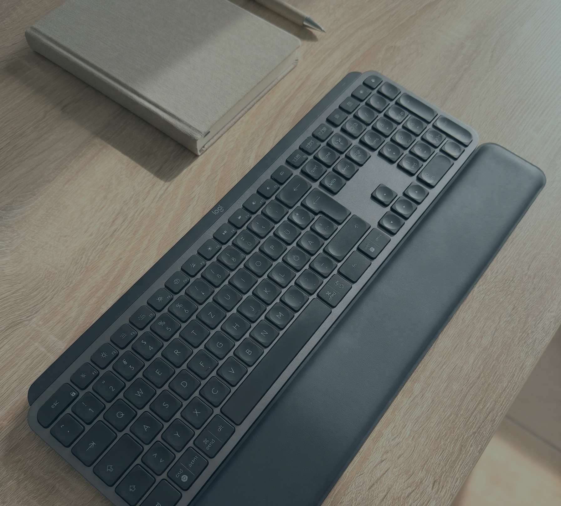 Tastatur, Notizblock, Stift auf einem Schreibtisch