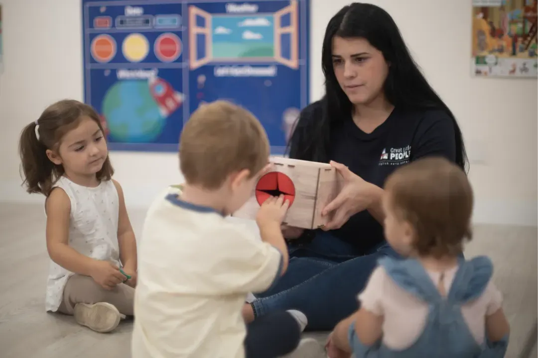 Profesora con niños pequeños usando el método Great Little People