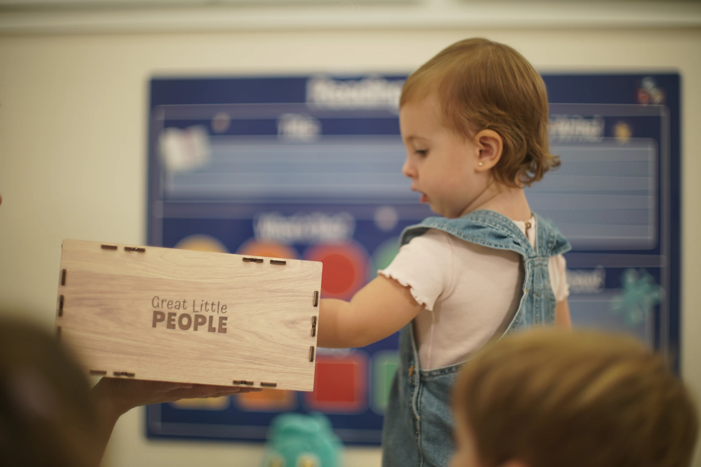 Niña descubriendo inglés con la mystery box de Great Little People