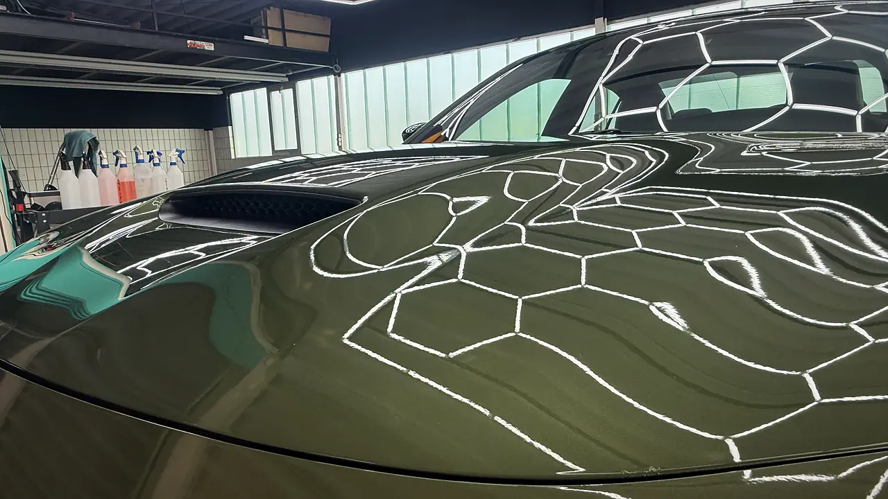 Detailarbeit bei der Fahrzeugaufbereitung