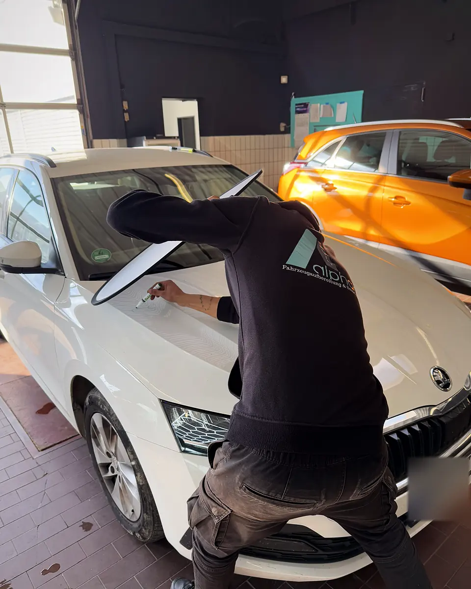 Leasing-Rückgabecheck bei Alphacon in Wesel - Handarbeit am Fahrzeug